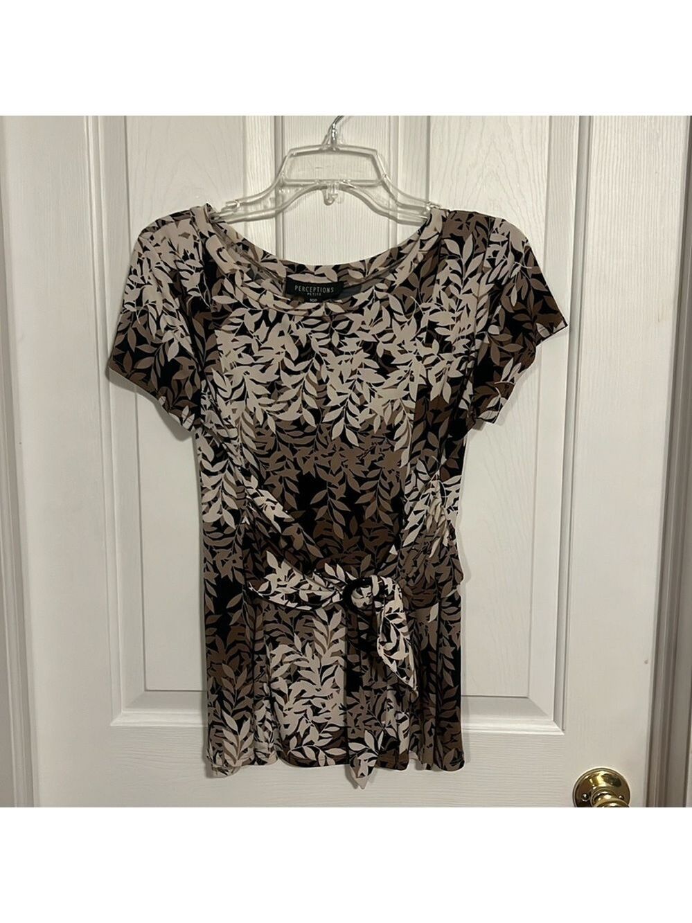 Perceptions petite top, 10p,  short sleeved, polyester/spandex, flowy, feminine